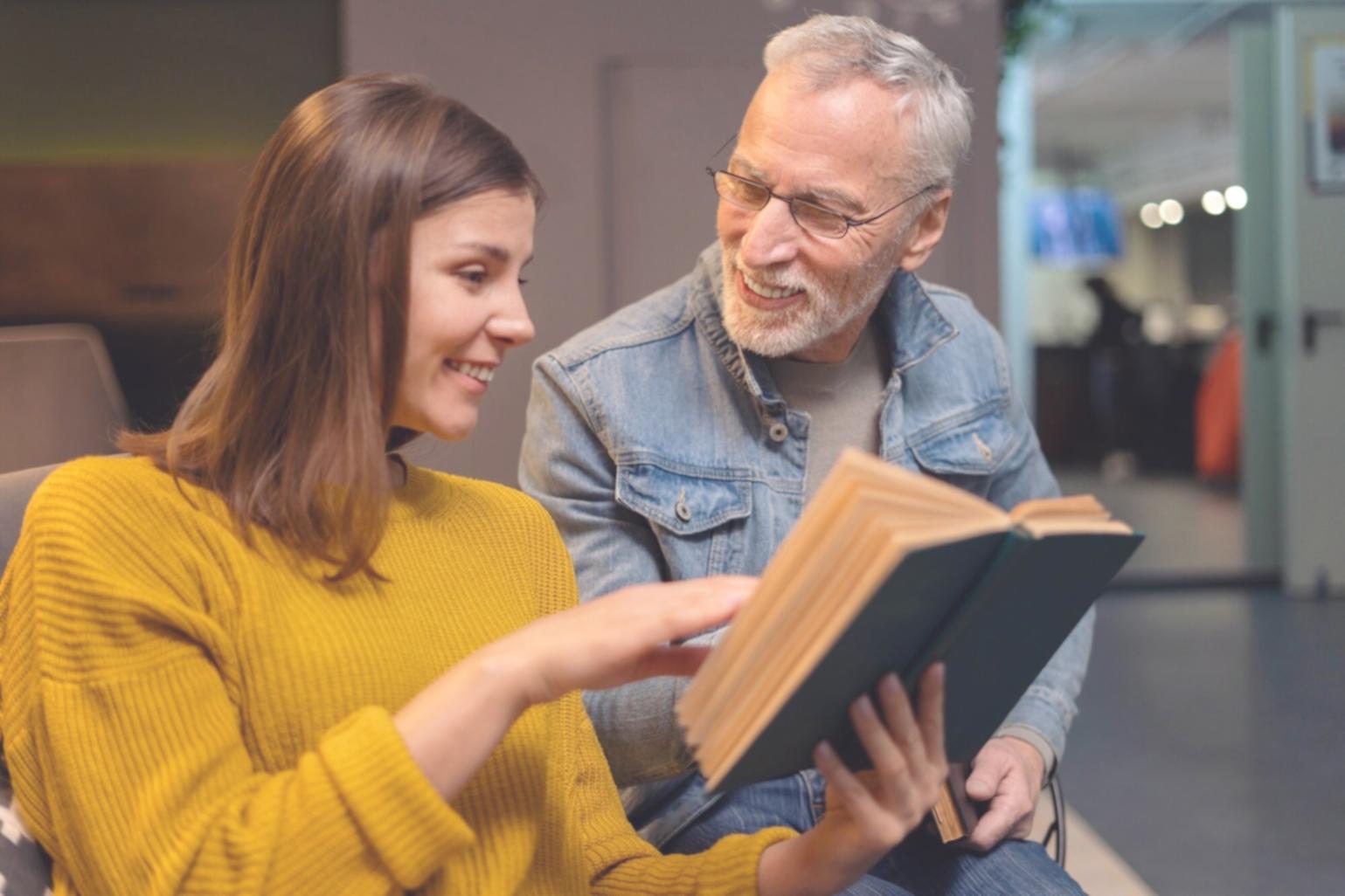 Profesional revisando análisis de presupuestos y flujos financieros en pantalla