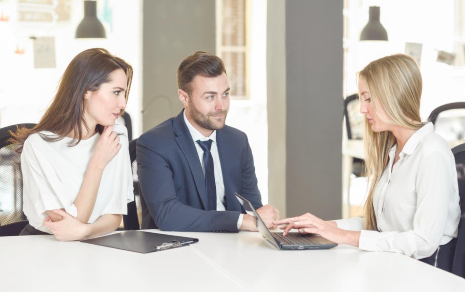 Análisis detallado de proyectos de expansión retail con seguimiento de presupuestos por categorías