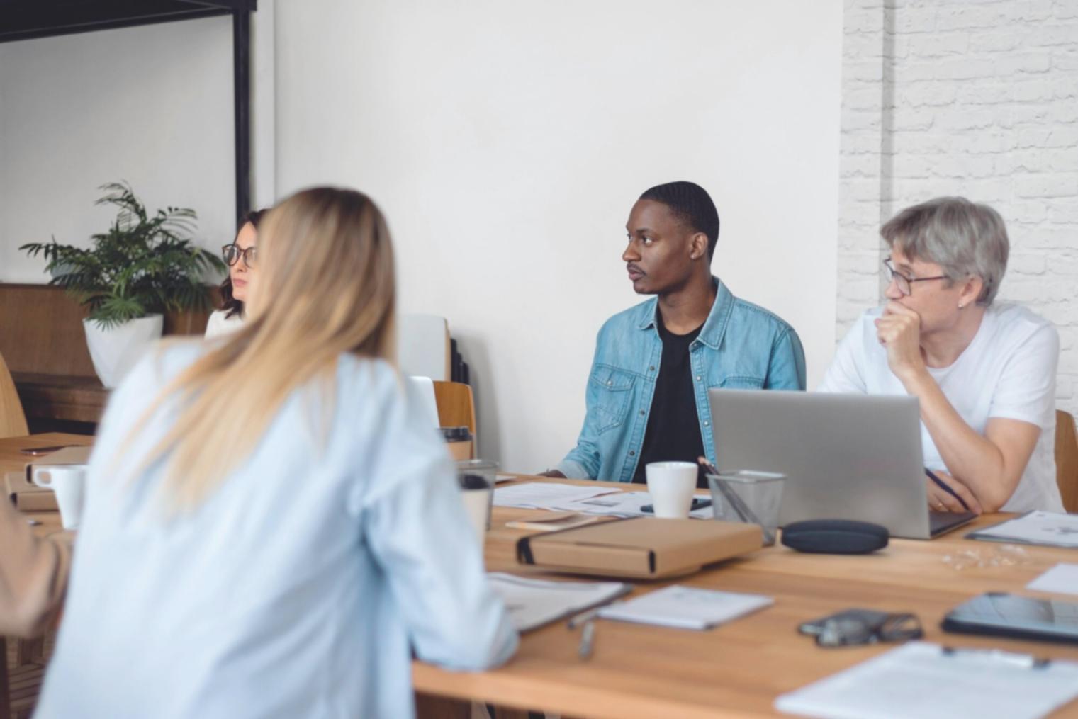 Análisis detallado de control presupuestario con gráficos de seguimiento